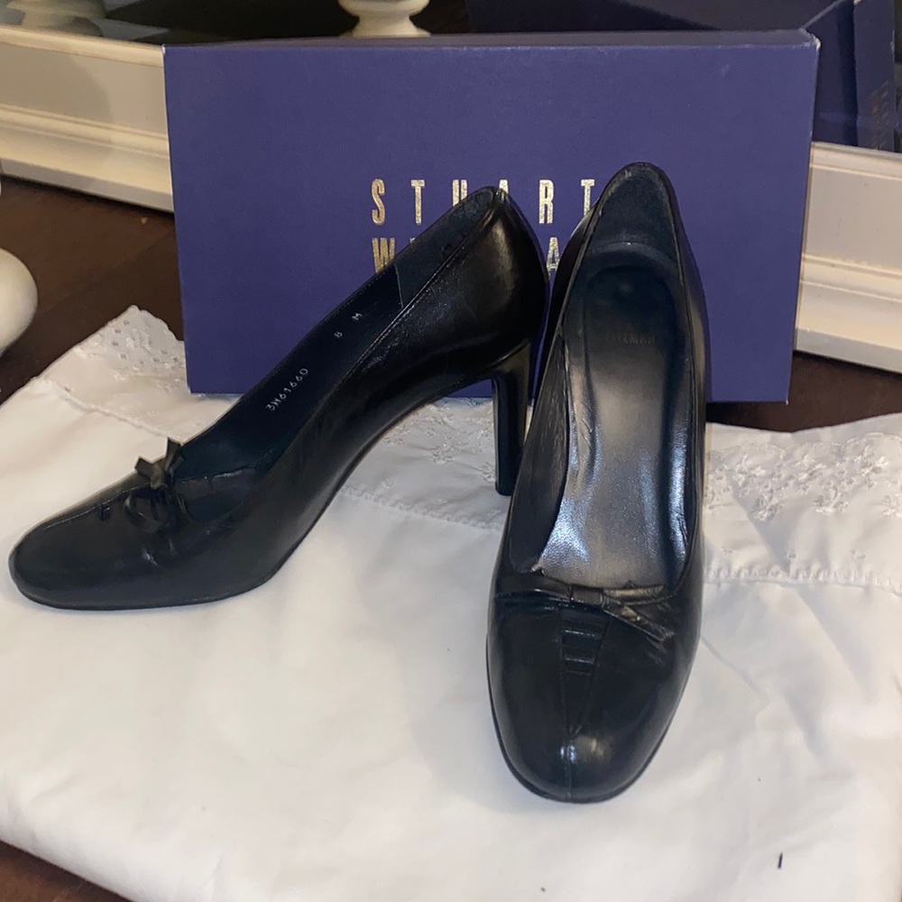 Stuart Weitzman classic Bowlerama  black pumps with a twist - 8M